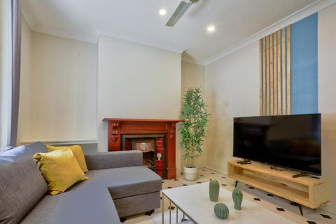 Affordable 3 Bedroom House Darlinghurst With 2 E-Bikes Included - Accommodation Port Macquarie 0
