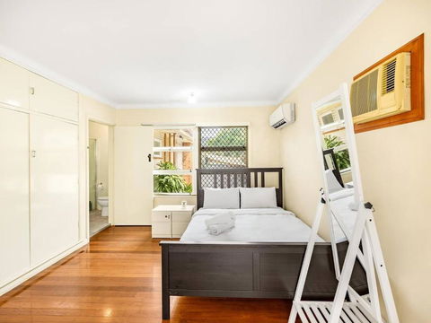 Affordable Studio Steps From UQ Shops And Transit - Accommodation Port Macquarie 0