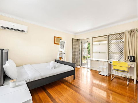 Affordable Studio Steps From UQ Shops And Transit - Accommodation Port Macquarie 1