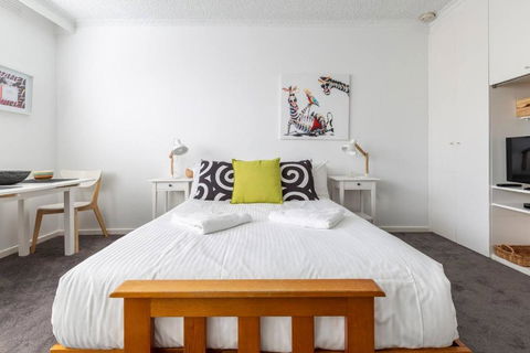 Acland Central Studio - A Cosy St Kilda Escape - Accommodation Port Macquarie 0
