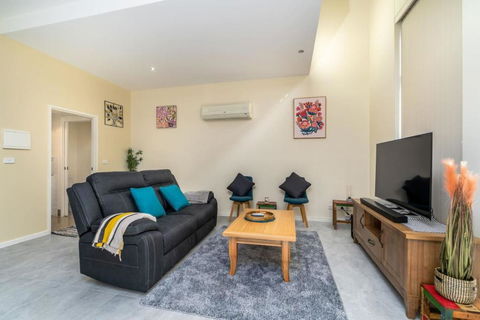 Absolutely Spacious APT Unit Between ANU And City - Accommodation Port Macquarie 1