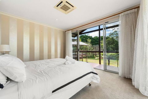Amazing Acreage Style Living - Accommodation Port Macquarie 0