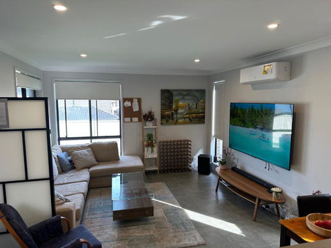 Amazing Air Austral With AC And Built-in Wardrobe - Accommodation Port Macquarie 0