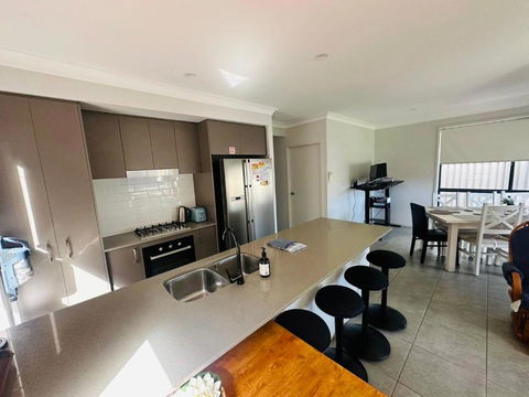 Amazing Air Austral With AC And Built-in Wardrobe - Accommodation Port Macquarie 4