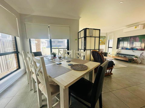 Amazing Air Austral With AC And Built-in Wardrobe - Accommodation Port Macquarie 3