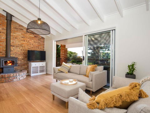 Anacapri - Pet Friendly - Opposite Beach - Fireplace - Accommodation Port Macquarie 2