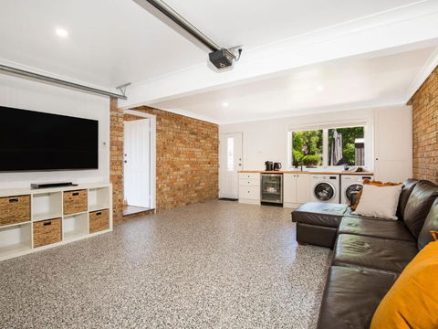 Anacapri - Pet Friendly - Opposite Beach - Fireplace - Accommodation Port Macquarie 3