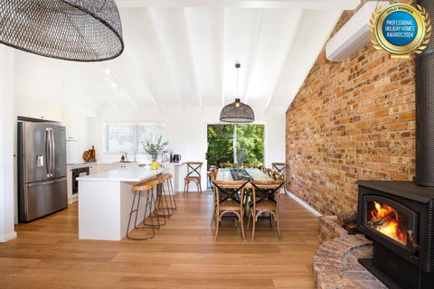 Anacapri - Pet Friendly - Opposite Beach - Fireplace - Accommodation Port Macquarie 1