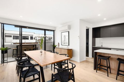 Anchorage Villa - Pet Friendly Marina Townhouse By The Beach - Accommodation Port Macquarie 4
