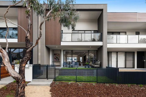 Anchorage Villa - Pet Friendly Marina Townhouse By The Beach - Accommodation Port Macquarie 0
