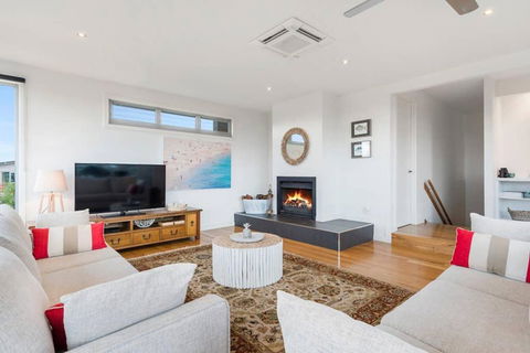 Aires Coastal Beach House Luxury With Ocean Views - Accommodation Port Macquarie 4