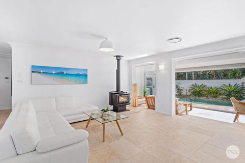 Aquablue Holiday Home - Hot Spa & Pool - 2m Walk To Beaches - Accommodation Port Macquarie 3