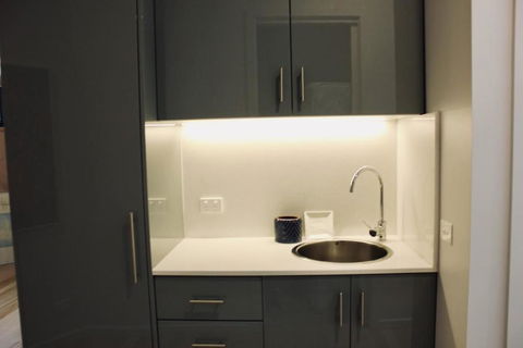 Architectural Crisp & Convenient Location - Accommodation Port Macquarie 3