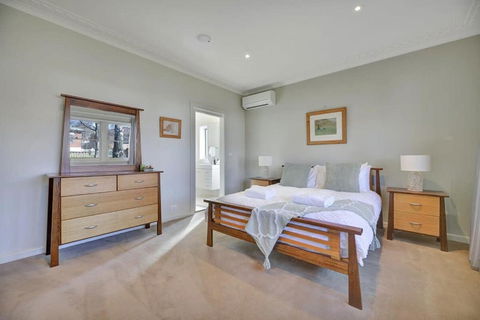Art House On Anson - Artistic Haven, Spa, Pets - Accommodation Port Macquarie 1
