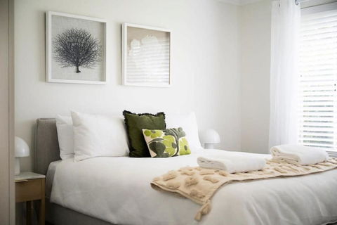 Artful Abode - Duntryleague, Vibrant Decor - Accommodation Port Macquarie 1