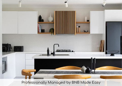 Artful Abode - Duntryleague, Vibrant Decor - Accommodation Port Macquarie 0