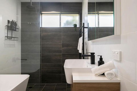 Artful Abode - Duntryleague, Vibrant Decor - Accommodation Port Macquarie 2