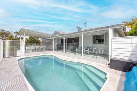 Ash Haven, 19 Ash St - Views, Pool, Air Con, Boat Parking, Wi-Fi - Accommodation Port Macquarie 2
