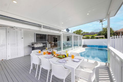 Ash Haven, 19 Ash St - Views, Pool, Air Con, Boat Parking, Wi-Fi - Accommodation Port Macquarie 1