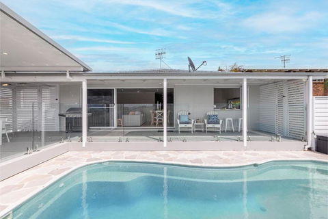 Ash Haven, 19 Ash St - Views, Pool, Air Con, Boat Parking, Wi-Fi - Accommodation Port Macquarie 3