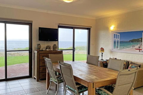 Augusta Beachfront - Watch The Whales Go By - Accommodation Port Macquarie 3