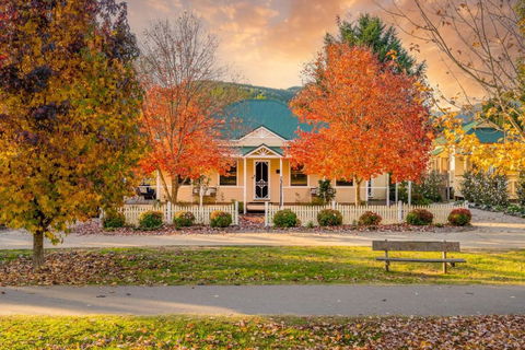 Autumn Beauty - Garden Cottage 4 - Accommodation Port Macquarie 0