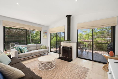 Avoca Beach Living - Accommodation Port Macquarie 3