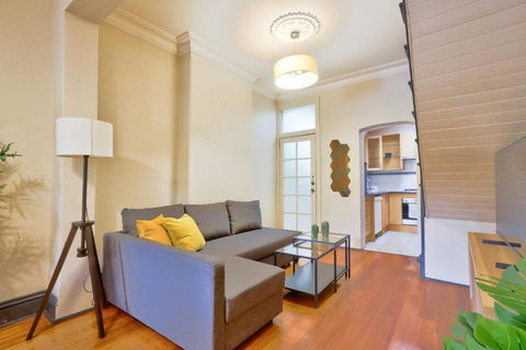 Awesome 2 Bedroom House Surry Hills - Accommodation Port Macquarie 2