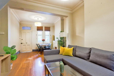 Awesome 2 Bedroom House Surry Hills - Accommodation Port Macquarie 3