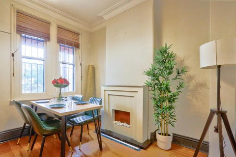 Awesome 2 Bedroom House Surry Hills - Accommodation Port Macquarie 4