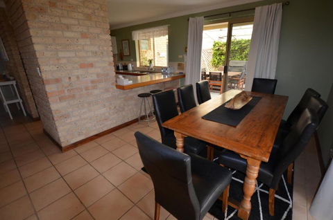 Ayres Rocks - Accommodation Port Macquarie 1