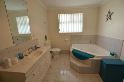Ayres Rocks - Accommodation Port Macquarie 3
