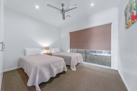 Viewpoint Holiday Home - Cannonvale - Accommodation Port Macquarie 10