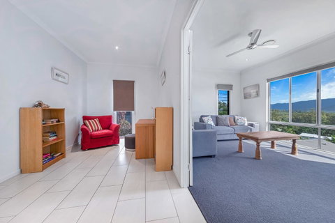 Viewpoint Holiday Home - Cannonvale - Accommodation Port Macquarie 7