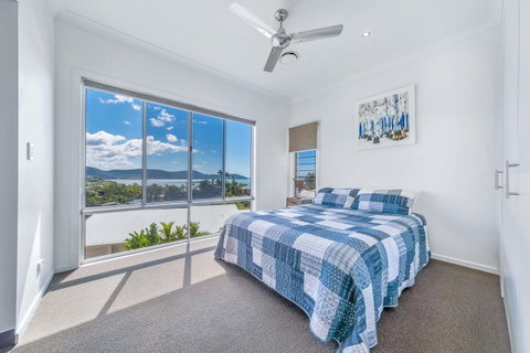 Viewpoint Holiday Home - Cannonvale - Accommodation Port Macquarie 9