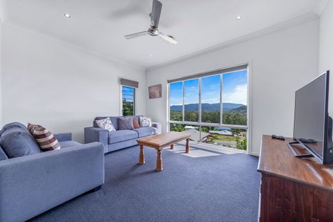 Viewpoint Holiday Home - Cannonvale - Accommodation Port Macquarie 8