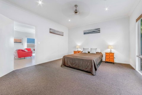Viewpoint Holiday Home - Cannonvale - Accommodation Port Macquarie 12