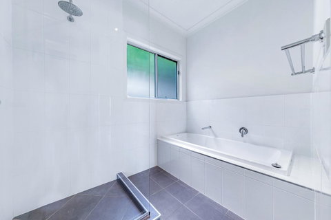 Viewpoint Holiday Home - Cannonvale - Accommodation Port Macquarie 14