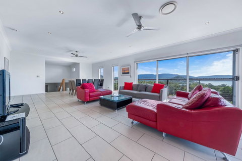 Viewpoint Holiday Home - Cannonvale - Accommodation Port Macquarie 4