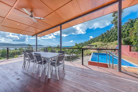 Viewpoint Holiday Home - Cannonvale - Accommodation Port Macquarie 3