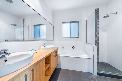 Viewpoint Holiday Home - Cannonvale - Accommodation Port Macquarie 13