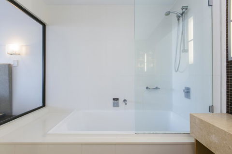 Boathouse Port Of Airlie - Accommodation Port Macquarie 13
