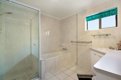 Keith\'s Place, 1 Of The 3 Most Popular Units On Bribie - Accommodation Port Macquarie 27