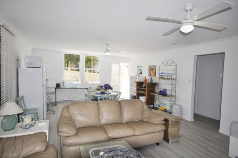 Retro Beach Flat - Accommodation Port Macquarie 3