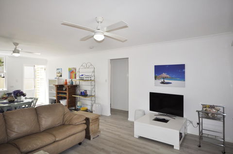 Retro Beach Flat - Accommodation Port Macquarie 4