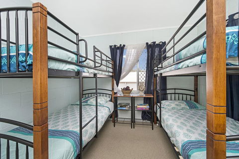 First Floor Unit Close To Shops, Park And Waterfront! - Accommodation Port Macquarie 4