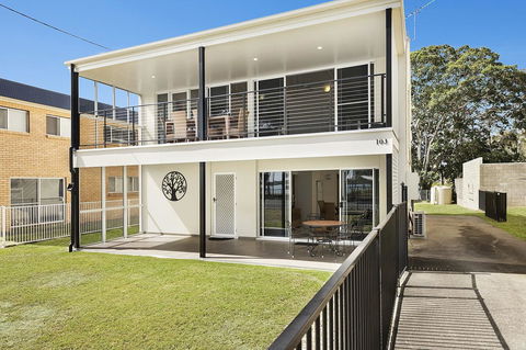 Ground Floor Air Conditioned, Fabulous Waterviews Overlooking Pumicestone Passage - Accommodation Port Macquarie 0