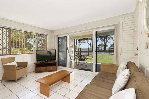 Ground Floor Air Conditioned, Fabulous Waterviews Overlooking Pumicestone Passage - Accommodation Port Macquarie 8
