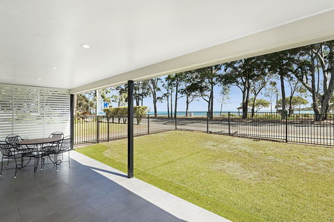 Ground Floor Air Conditioned, Fabulous Waterviews Overlooking Pumicestone Passage - Accommodation Port Macquarie 3