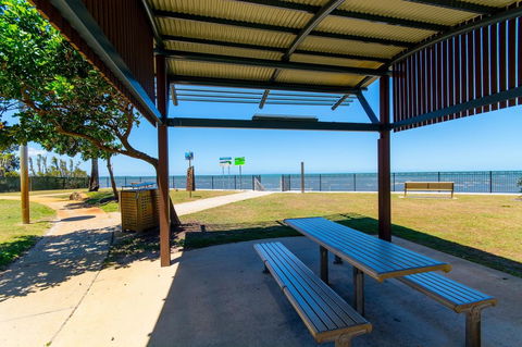 Ground Floor Air Conditioned, Fabulous Waterviews Overlooking Pumicestone Passage - Accommodation Port Macquarie 15